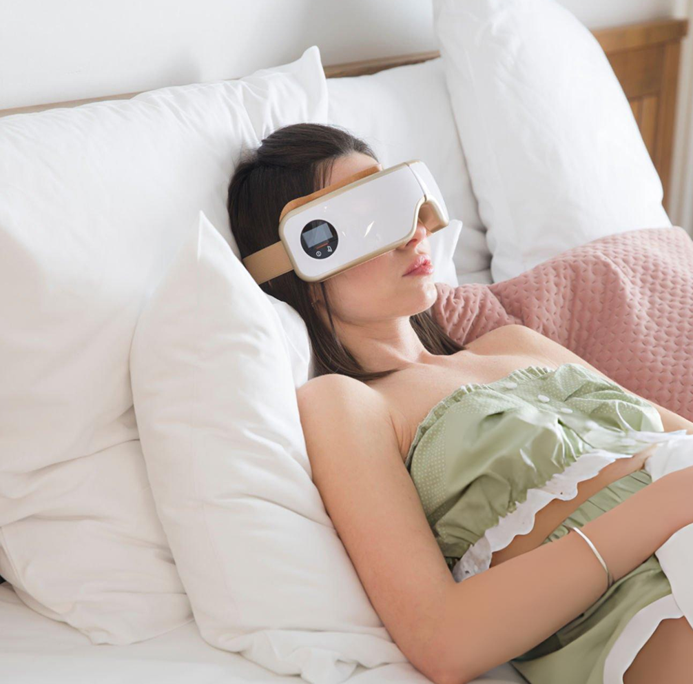 Femme utilisant le masque oculaire